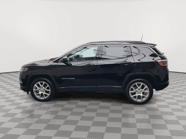 Used 2022 Diamond Black Crystal Pearlcoat Jeep Latitude Lux image 34