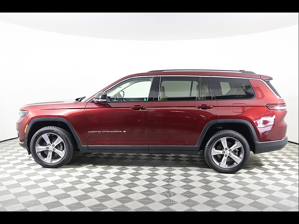 Used 2022 Velvet Red Pearl Coat Jeep Limited image 3