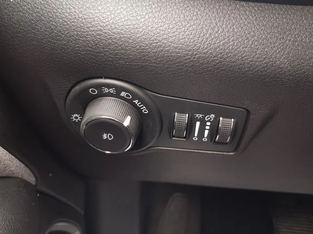 Used 2024  Jeep Latitude image 18