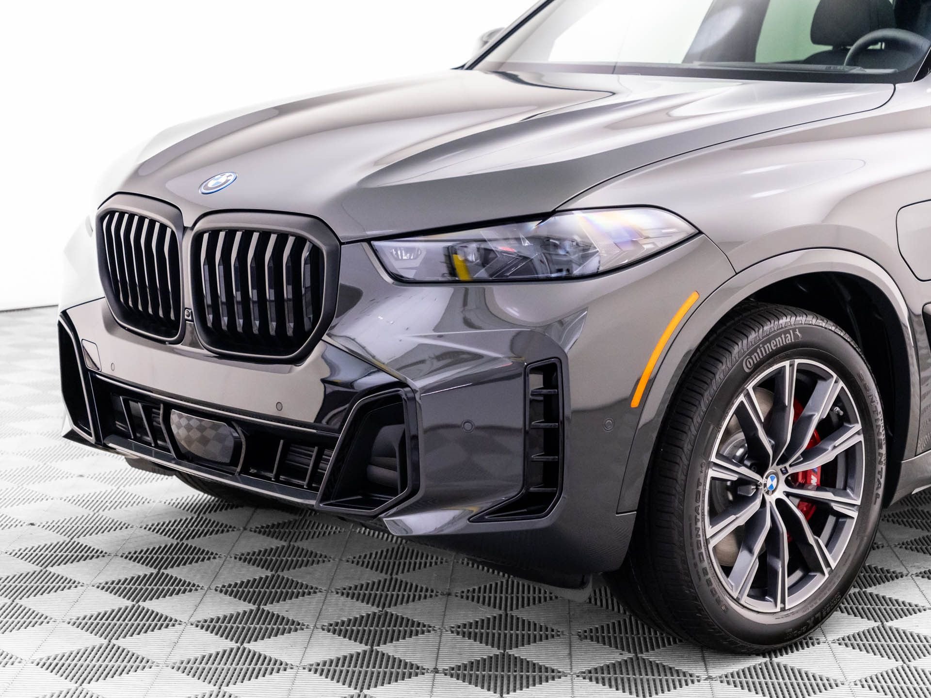 New 2026 Dravit Grey Metallic BMW xDrive50e image 38