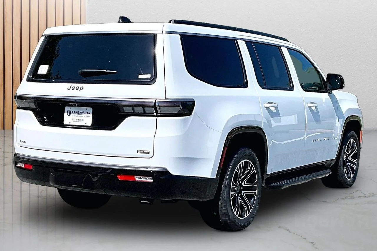 New 2026 Bright White Clear-Coat Exterior Paint Jeep  image 9