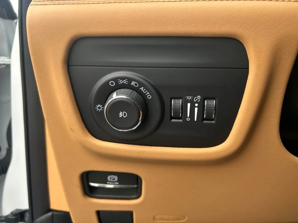 Used 2025 White Jeep Summit Reserve image 25