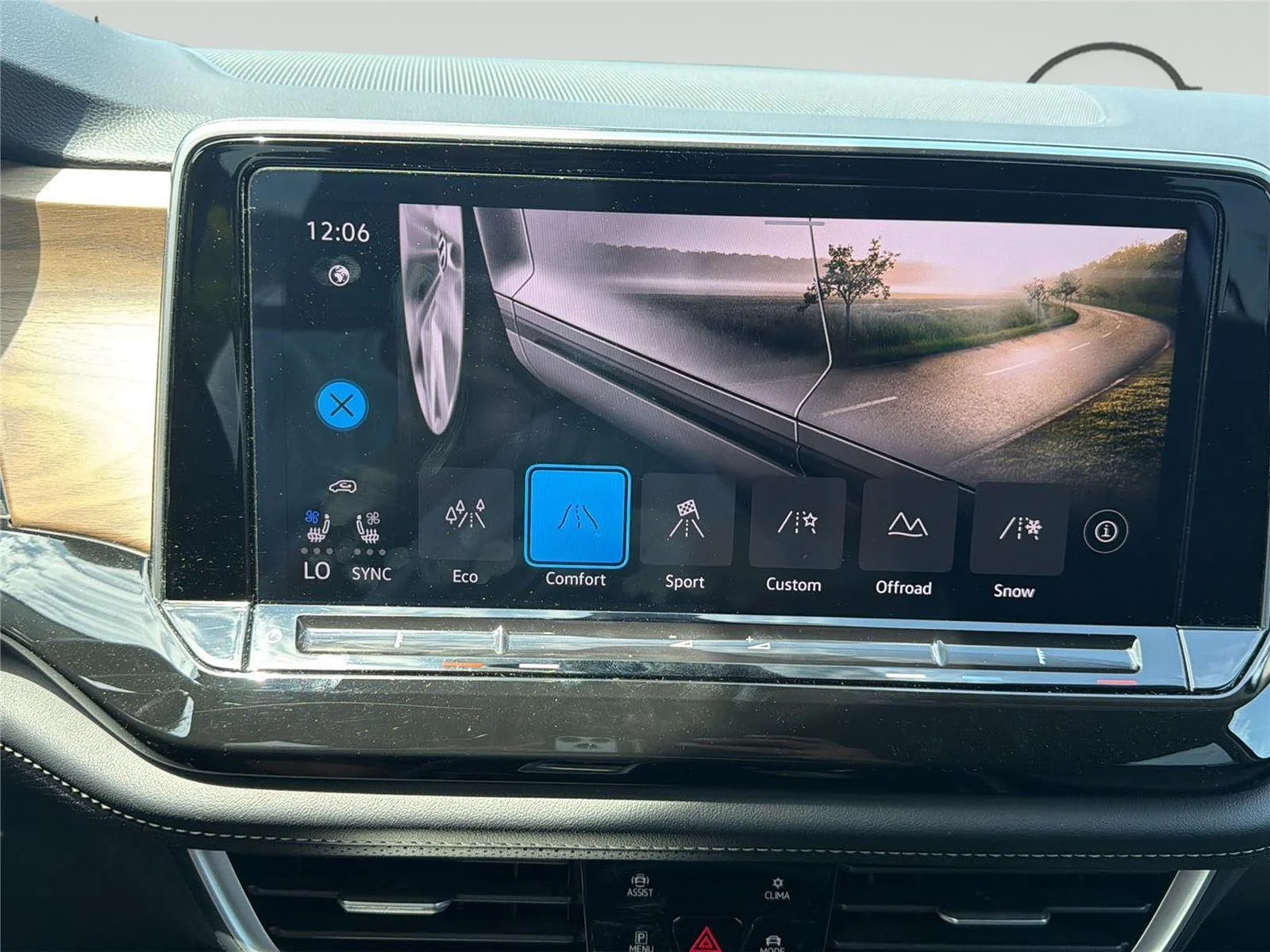 2025 Volkswagen Atlas SE w/Tech - Photo 18