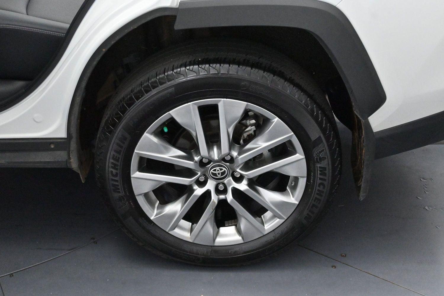 Used 2025 Wind Chill Pearl Toyota Limited image 33