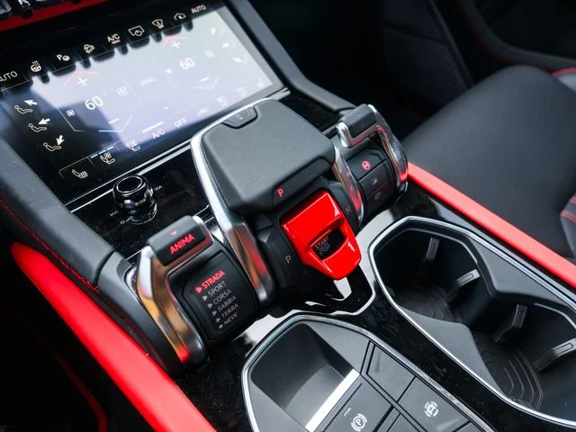 Used 2025  Lamborghini SE image 29