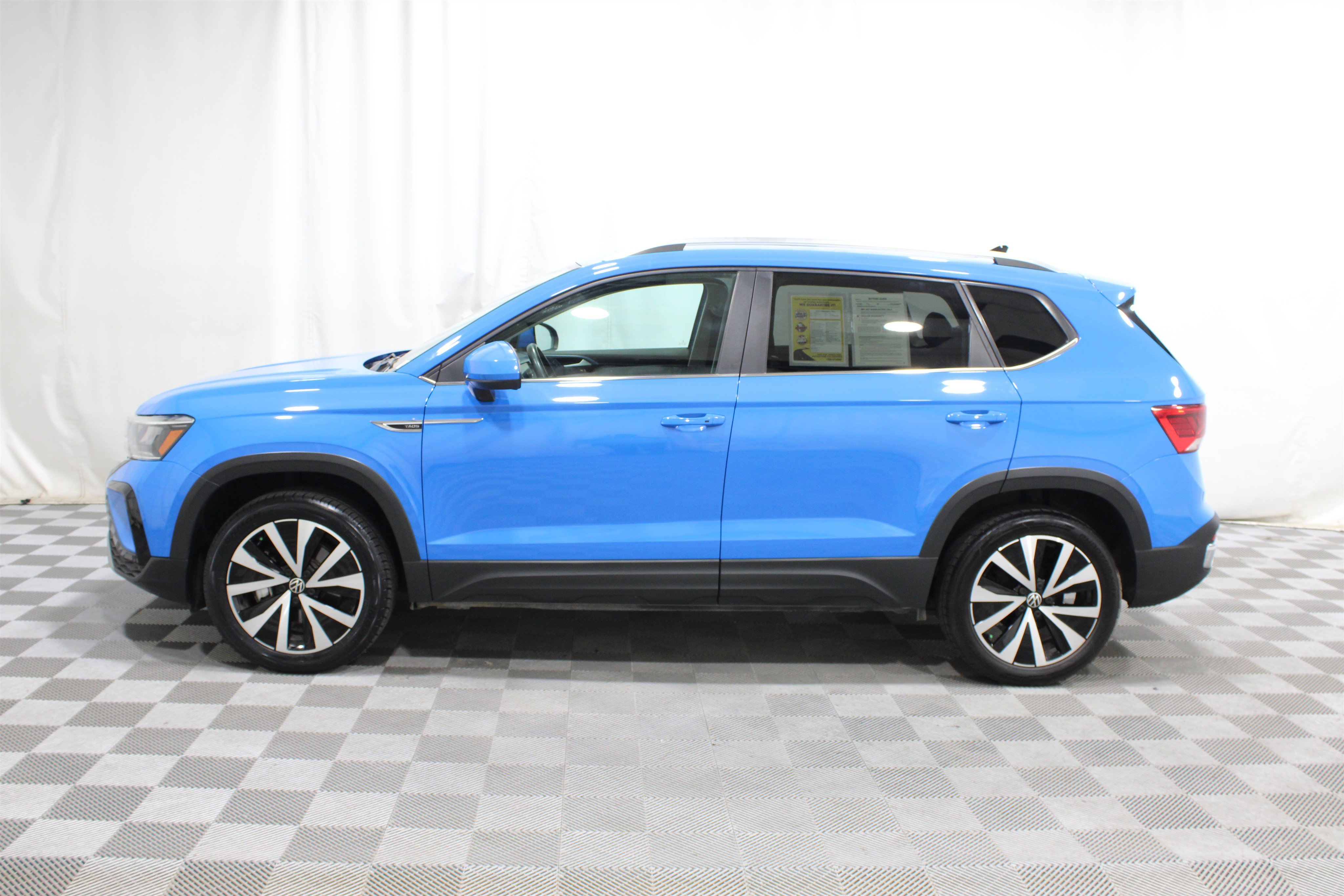 Used 2022 Blue Volkswagen SE image 32