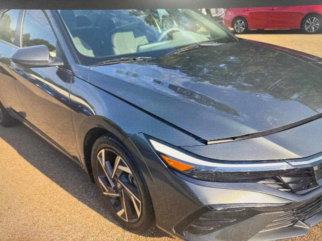 Used 2024  Hyundai SEL image 1