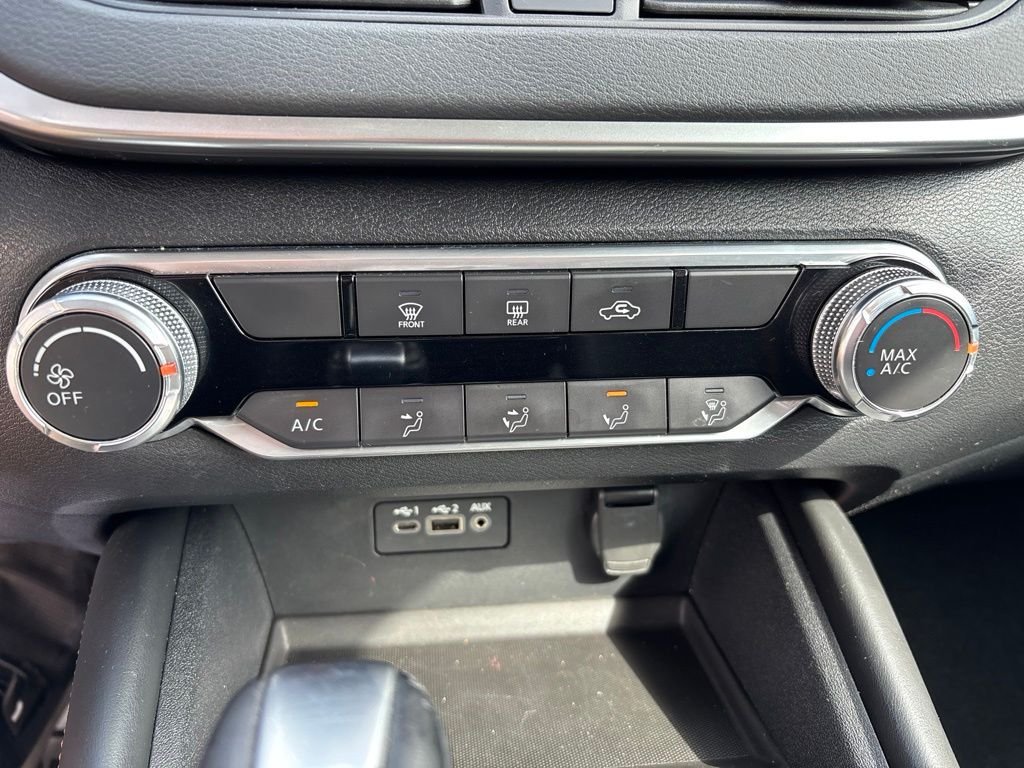 Used 2019 White Nissan 2.5 SR image 28