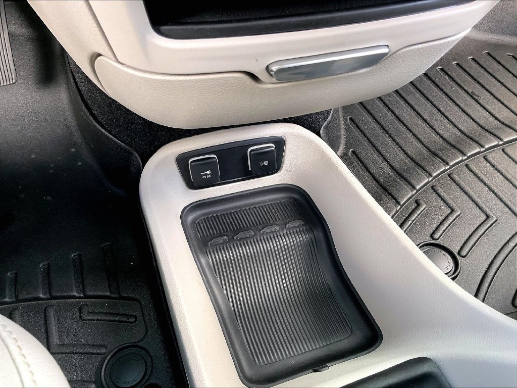 Used 2019 Billet Silver Metallic Clearcoat Chrysler Touring L image 31