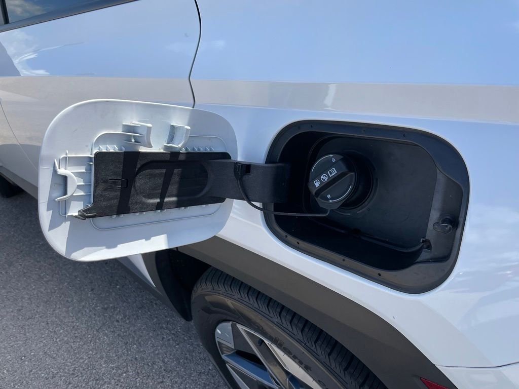 Used 2025 White Hyundai SEL image 43