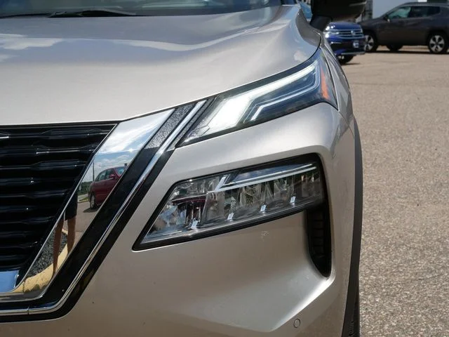 Used 2021 Gold Nissan Platinum image 10