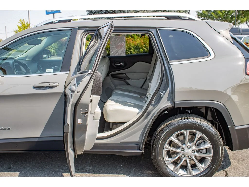 Used 2021 Sting-Gray Clearcoat Jeep Latitude Lux image 15