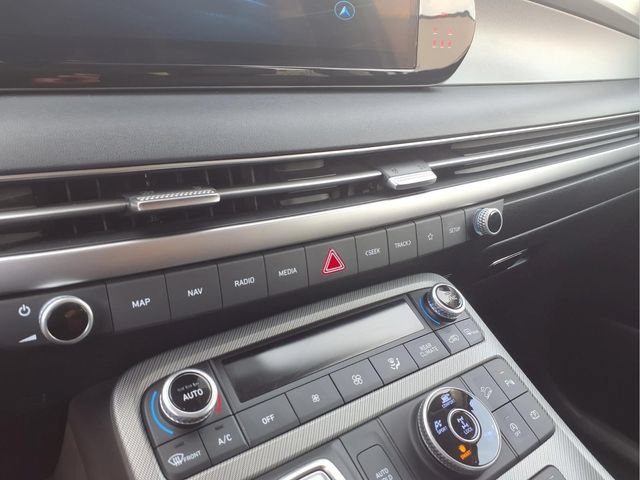 Used 2025  Hyundai SEL image 8