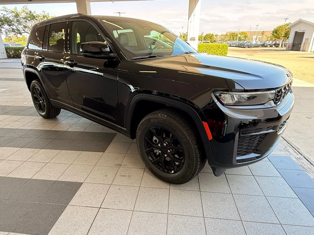 New 2026 Diamond Black Crystal Pearl-Coat Exterior Paint Jeep Altitude image 2