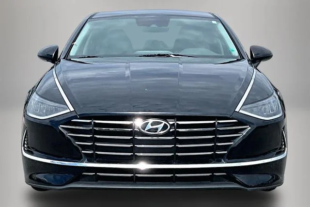 Used 2022 Black Hyundai SE image 3