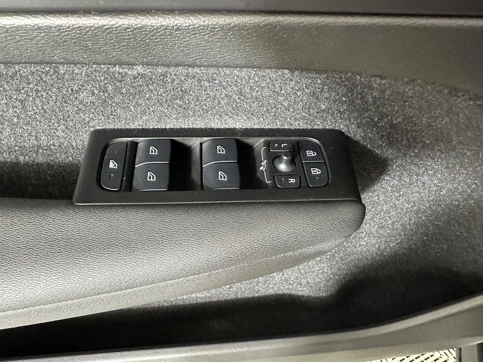 Used 2022 Crystal White Metallic Volvo R-Design image 7