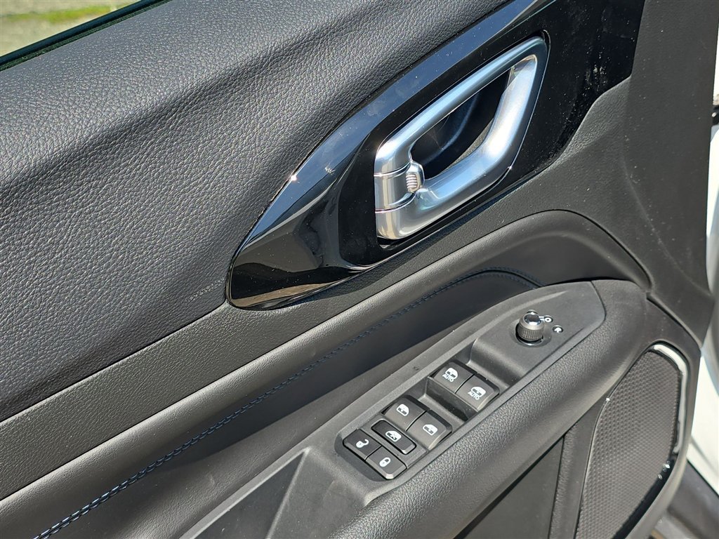 New 2026 Bright White Clear-Coat Exterior Paint Jeep Latitude image 21