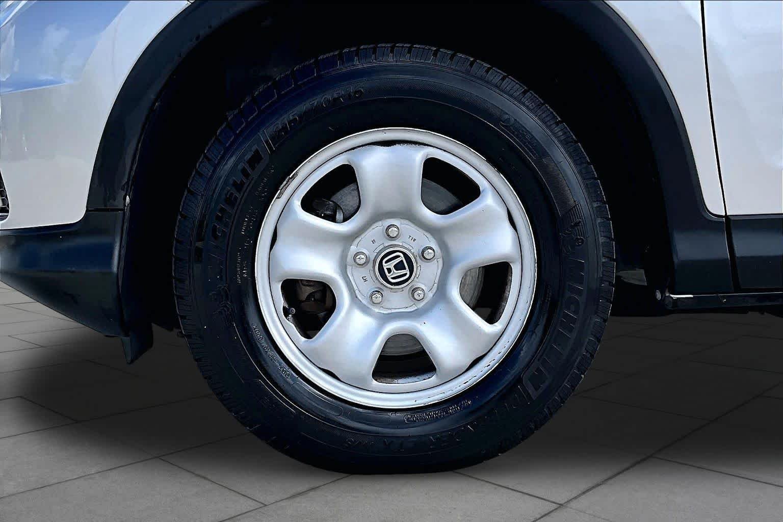 Used 2015 Alabaster Silver Metallic Honda LX image 11