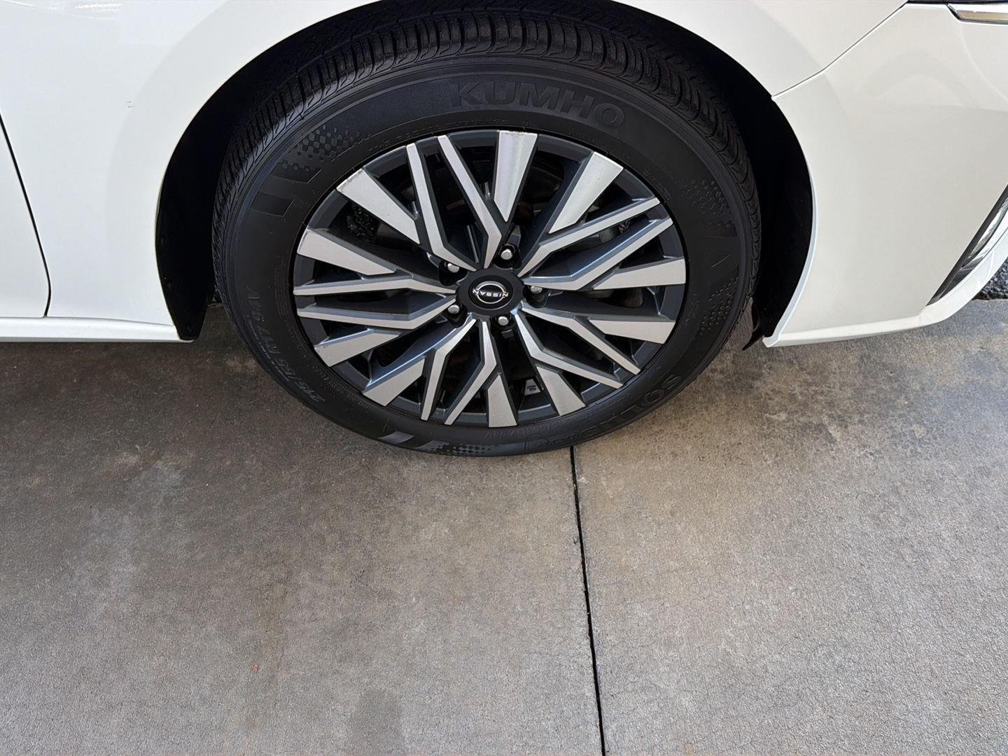 Used 2025 Glacier White Nissan SV image 38