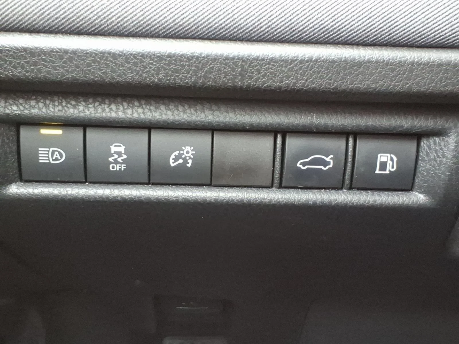 Used 2025 Ice Cap Toyota LE image 16