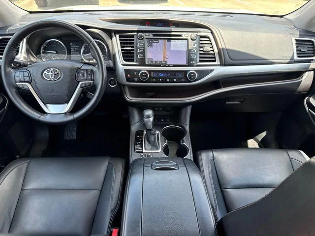 Certified Used 2018 BLIZZARD PEARL Toyota XLE image 20