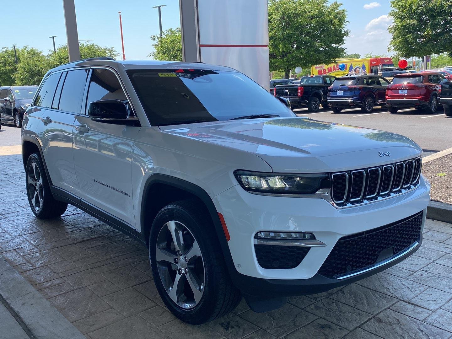 Used 2023 Bright White Clearcoat Jeep Limited image 3
