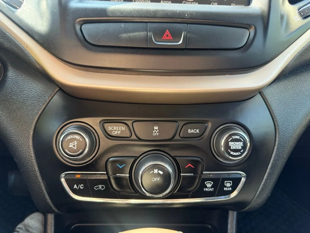 Used 2017 Red Jeep Latitude image 21