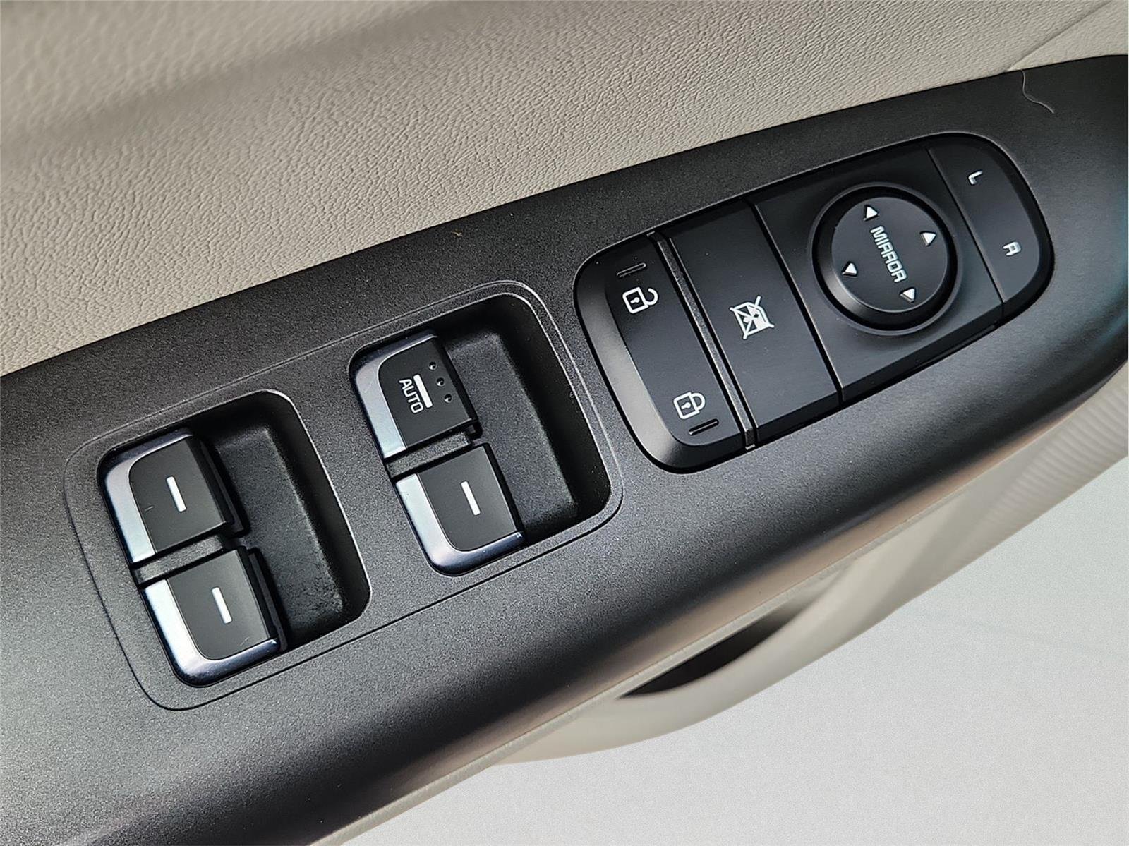 Used 2017 Silver Kia EX image 22