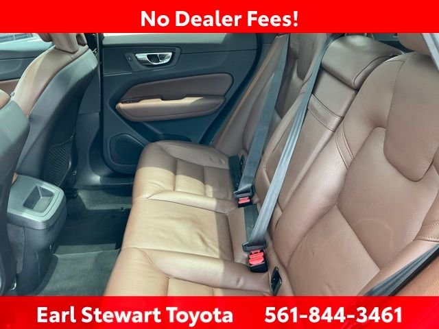 Used 2019 White Volvo T5 Momentum image 19