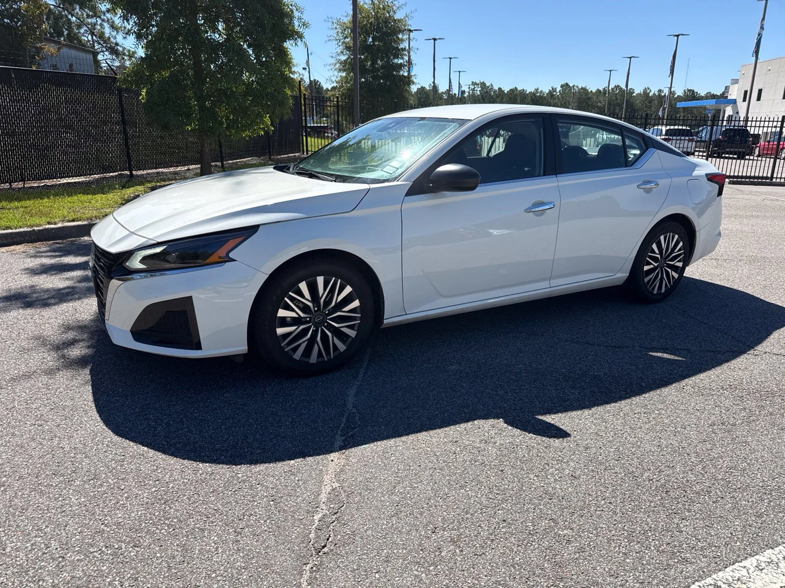 Used 2025 White Nissan 2.5 SV image 1