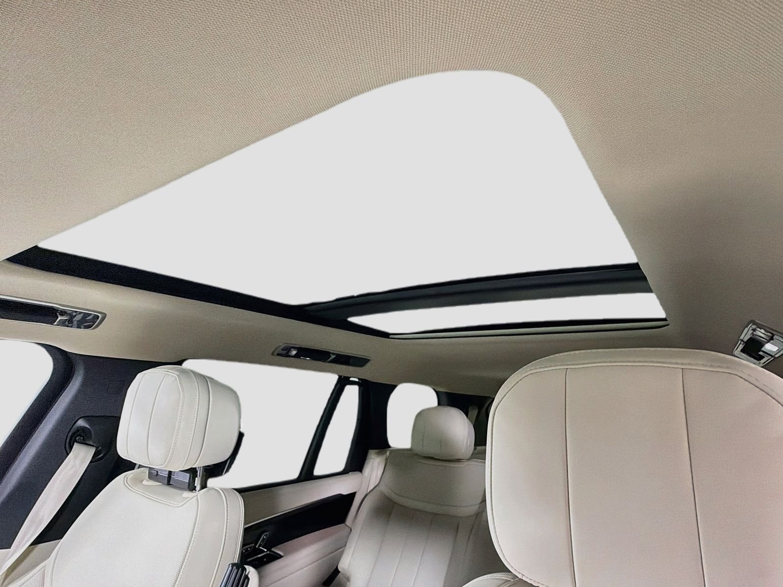New 2026 Ostuni Pearl White Land Rover SE image 9