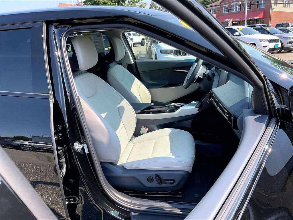 Used 2022 Black Kia Wind image 11