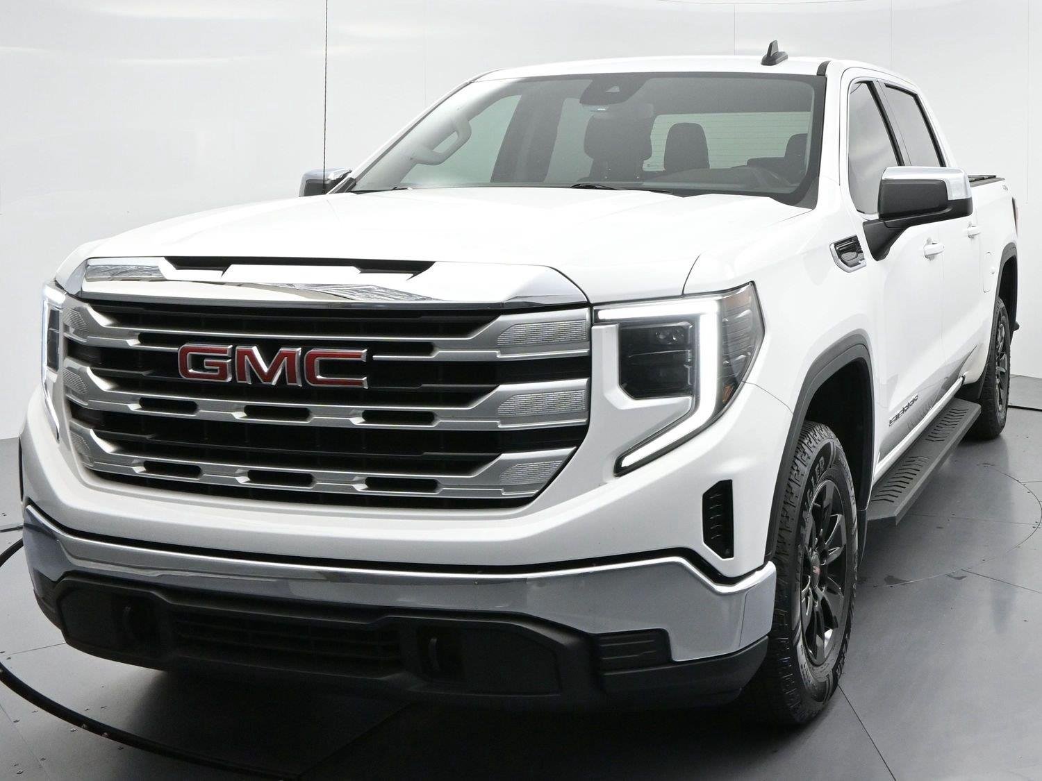Used 2024 Summit White GMC SLE image 3