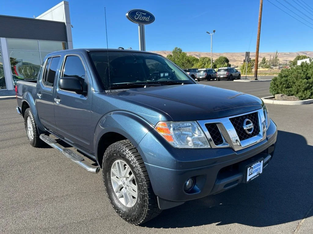 Used 2016 Arctic Blue Metallic Nissan SV image 1