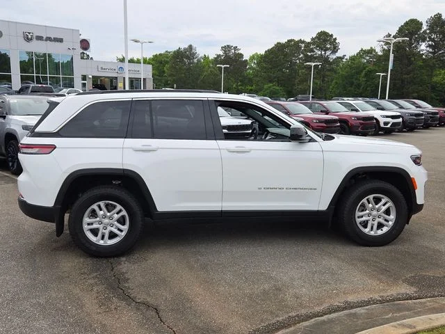 Used 2025 White Jeep Laredo image 13