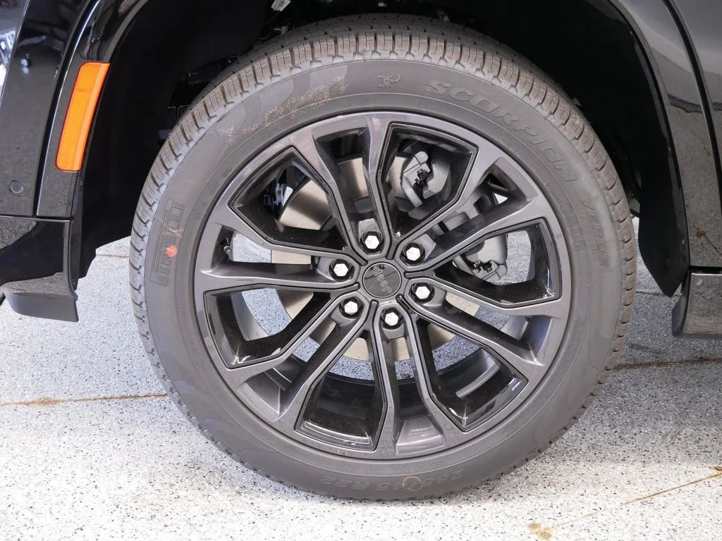 New 2026 High Gloss Black Jeep Summit Reserve image 10