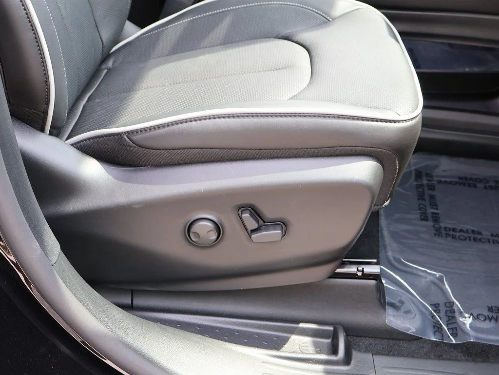 2026 Chrysler Pacifica Limited - Photo 10