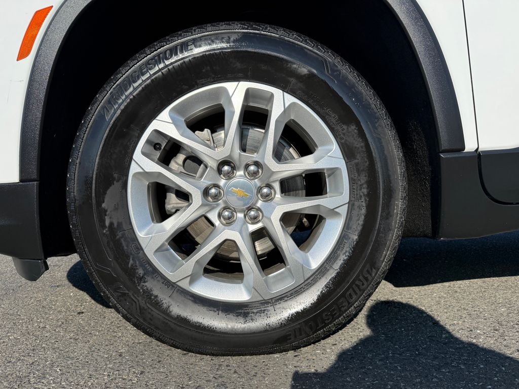Used 2022 White Chevrolet LS image 9