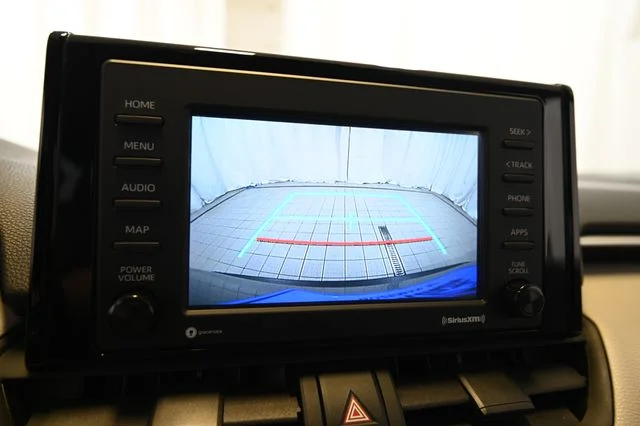 Used 2021 Silver Toyota XLE image 6
