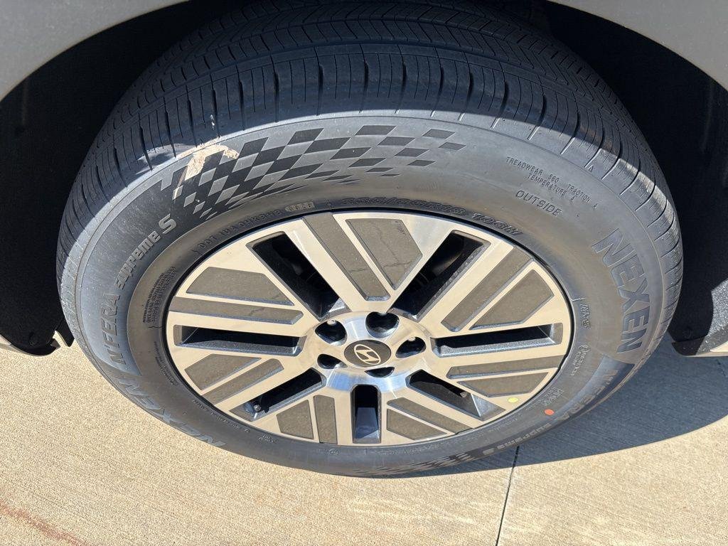 New 2026 Abyss Black Hyundai SEL 7P image 13