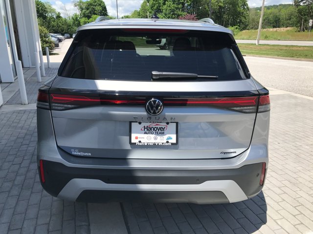 New 2026 Pyrite Silver Metallic Volkswagen SE image 7