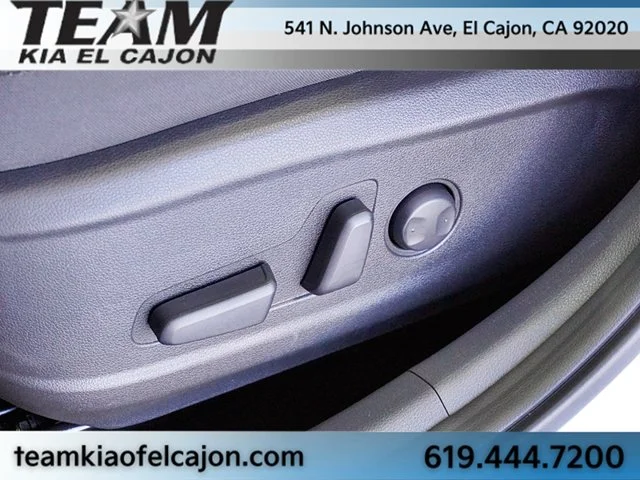 Used 2018 White Hyundai SEL image 17