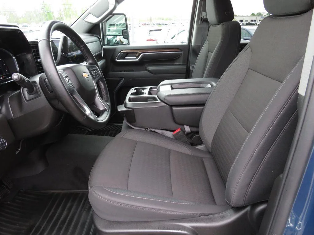 Used 2025 Lakeshore Blue Metallic Chevrolet LT image 18