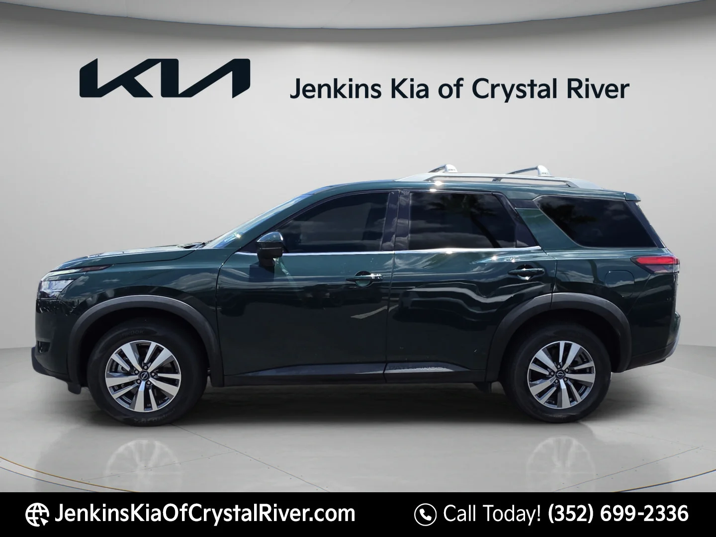 Used 2023 Obsidian Green Pearl Nissan SL image 9