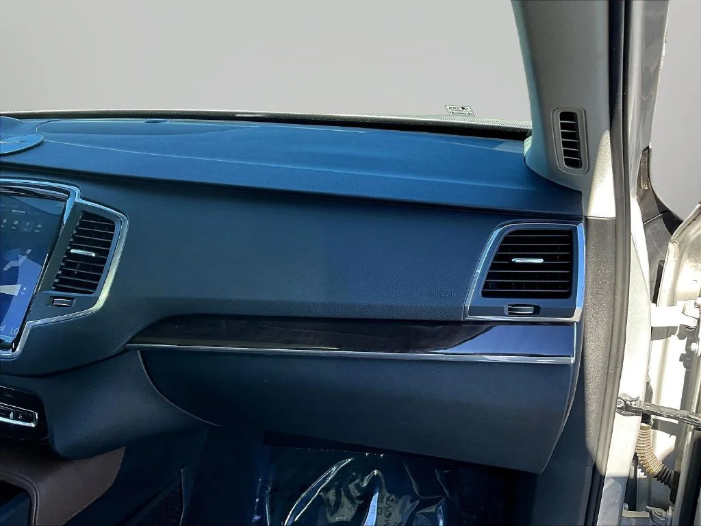Used 2019 Silver Volvo T6 Momentum image 29