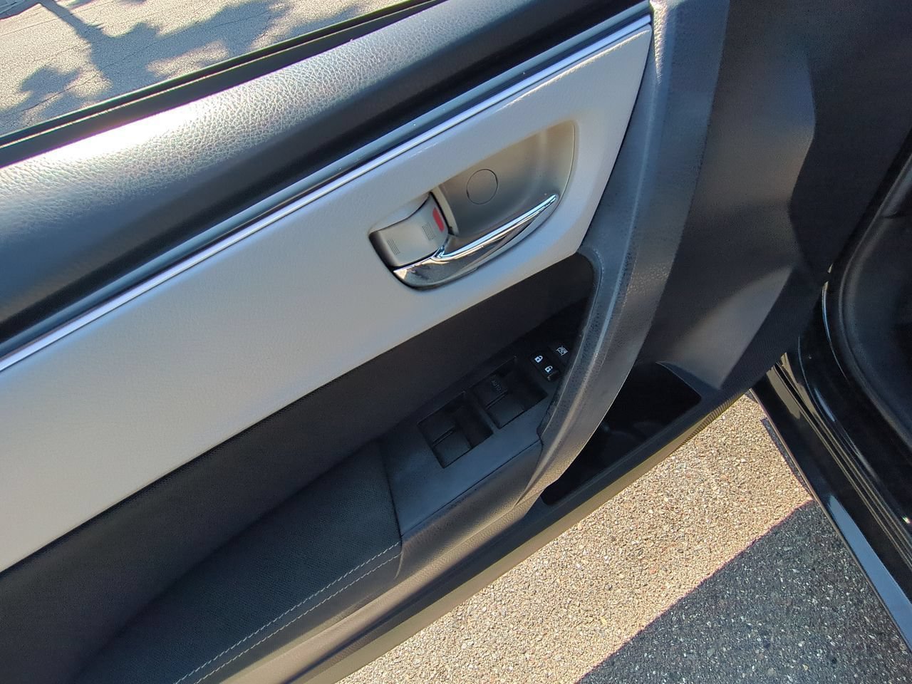 Used 2018 Black Toyota L image 21