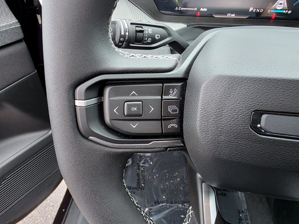 New 2026 Diamond Black Crystal Pearl-Coat Exterior Paint Jeep Laredo image 19