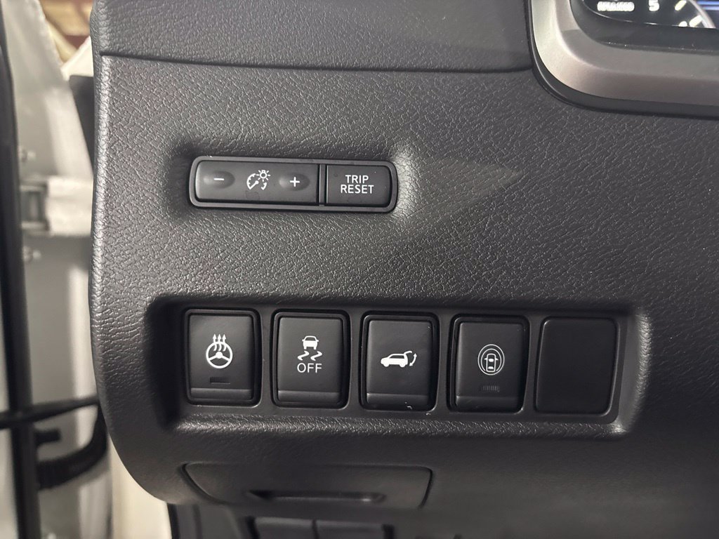 Used 2019 White Nissan Platinum image 34
