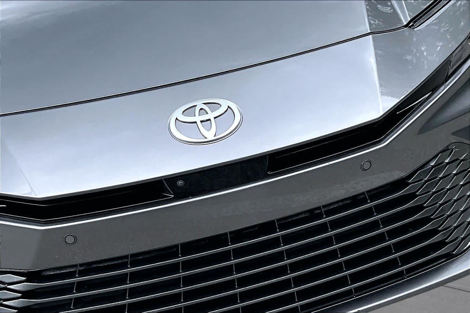 Used 2025 Heavy Metal Toyota XLE image 30