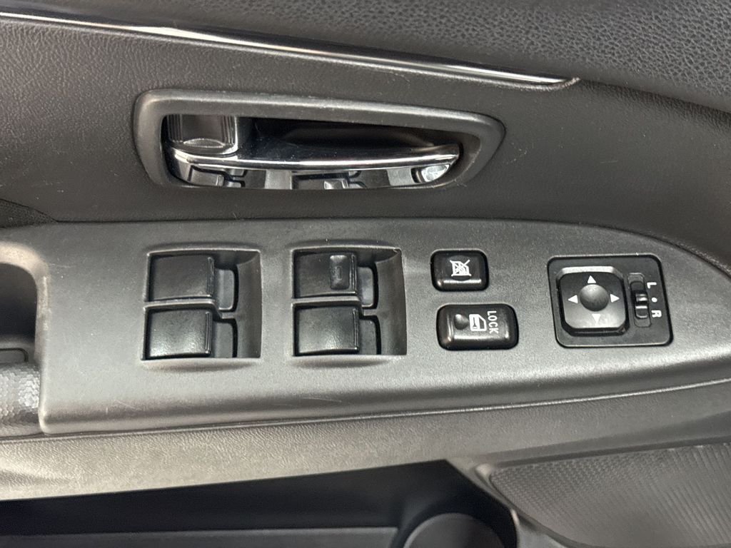 Used 2023  Mitsubishi  image 13